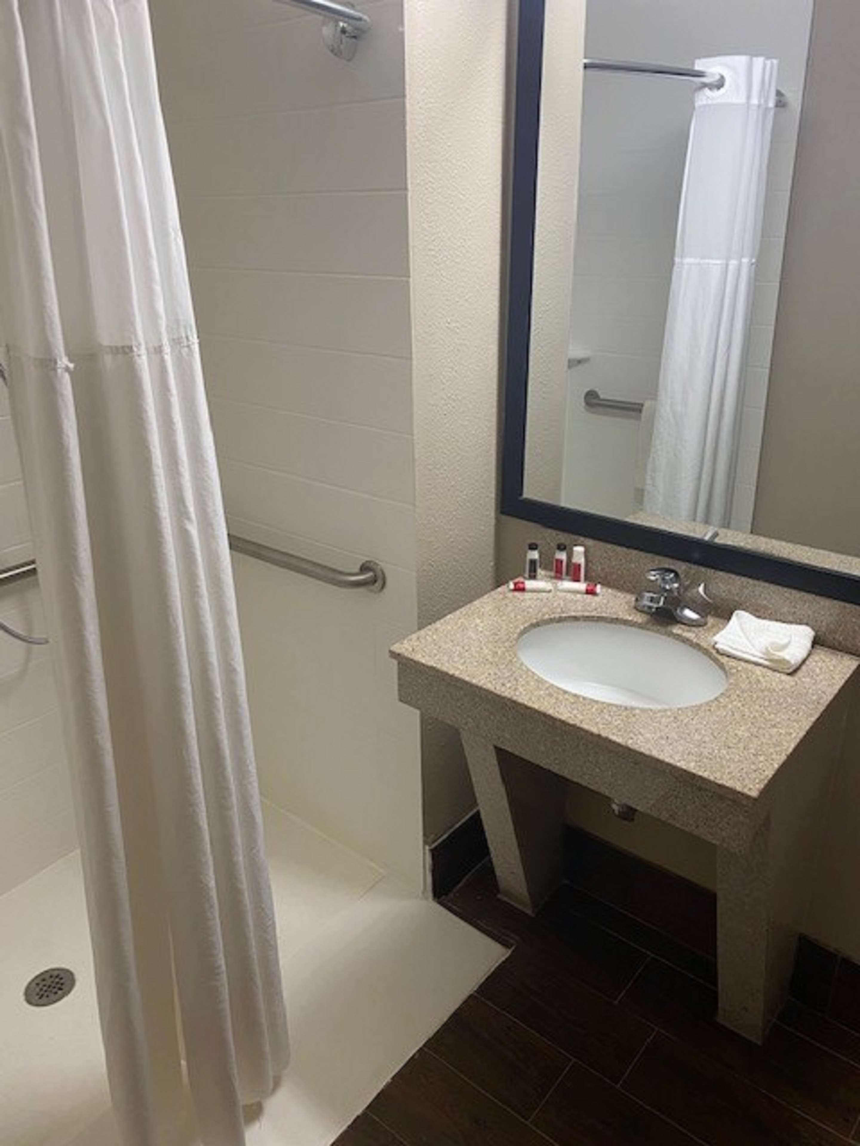 Hotel Surestay By Best Western Airport 2*